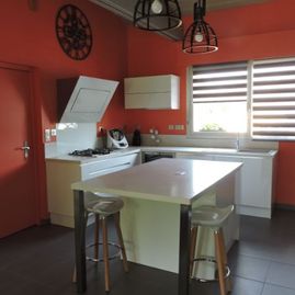 cuisine aux murs rouges
