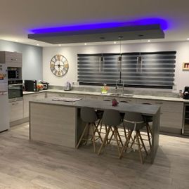 cuisine moderne avec néons au plafond